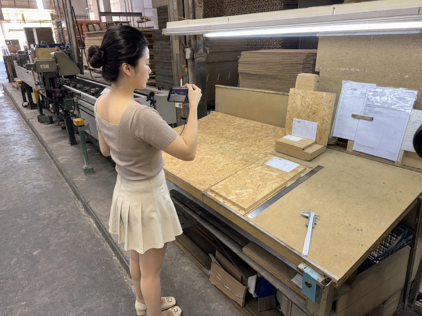 欧松板加工换供应商，板边起翘先查哪份记录？
